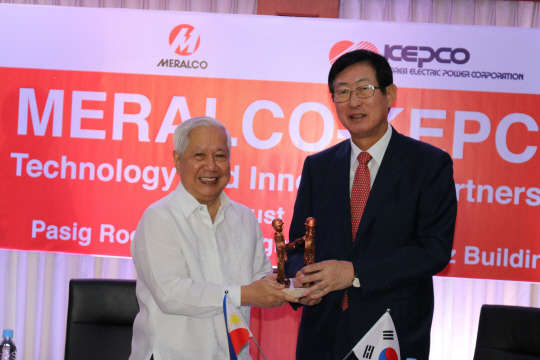 조환익 한국전력 사장(오른쪽)과 오스카 레이야스 메랄코 사장이 MOU를 체결한 뒤 기념촬영을 하고 있다.  한국전력 제공